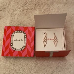 Brand new in box Stella & Dot earrings!💋